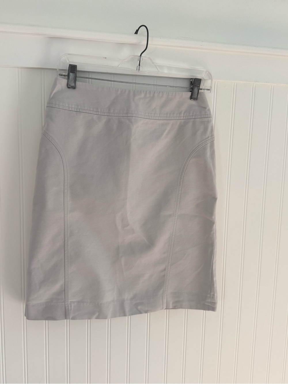 Classic Light Gray Women's Pencil Skirt with stretch. Size 4.